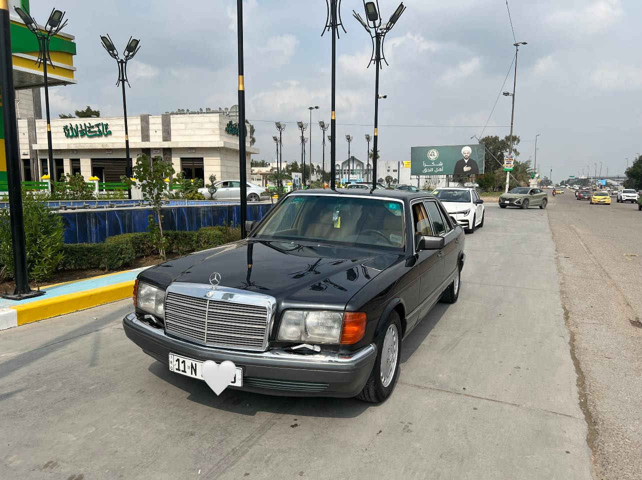 سلام عليكم مارسدس رئاسي موديل1990
560SAL
مكفوله من الضربه وتبديل بس صبغ جماليه 
جديدة سياره كلش داخل عسلي كهربائيات كلها شغاله وكير ومكينه مكفولات معروضه سياره 140ورقه مكانها بغداد شارع فلسطين وهذا رقمي *********** اتصل وادلل
