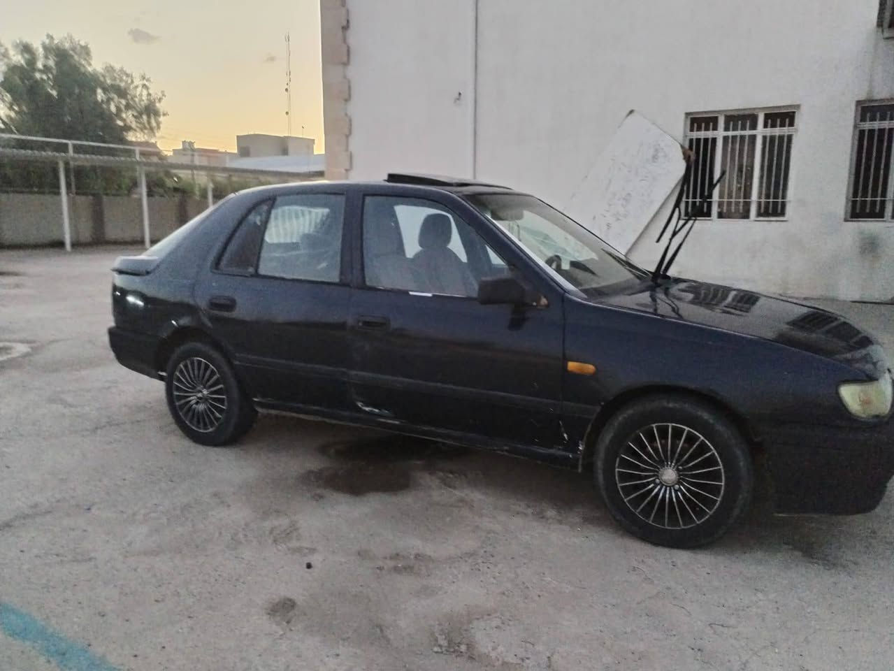 نيسان سني للبيع كير شرط محرك بي نفخ  طخم خير من الله شرط الوكاله والتحويل بيها ضربه بالصندوك وبيها معجون  صبغ عام السعر ٢٠            ***********
