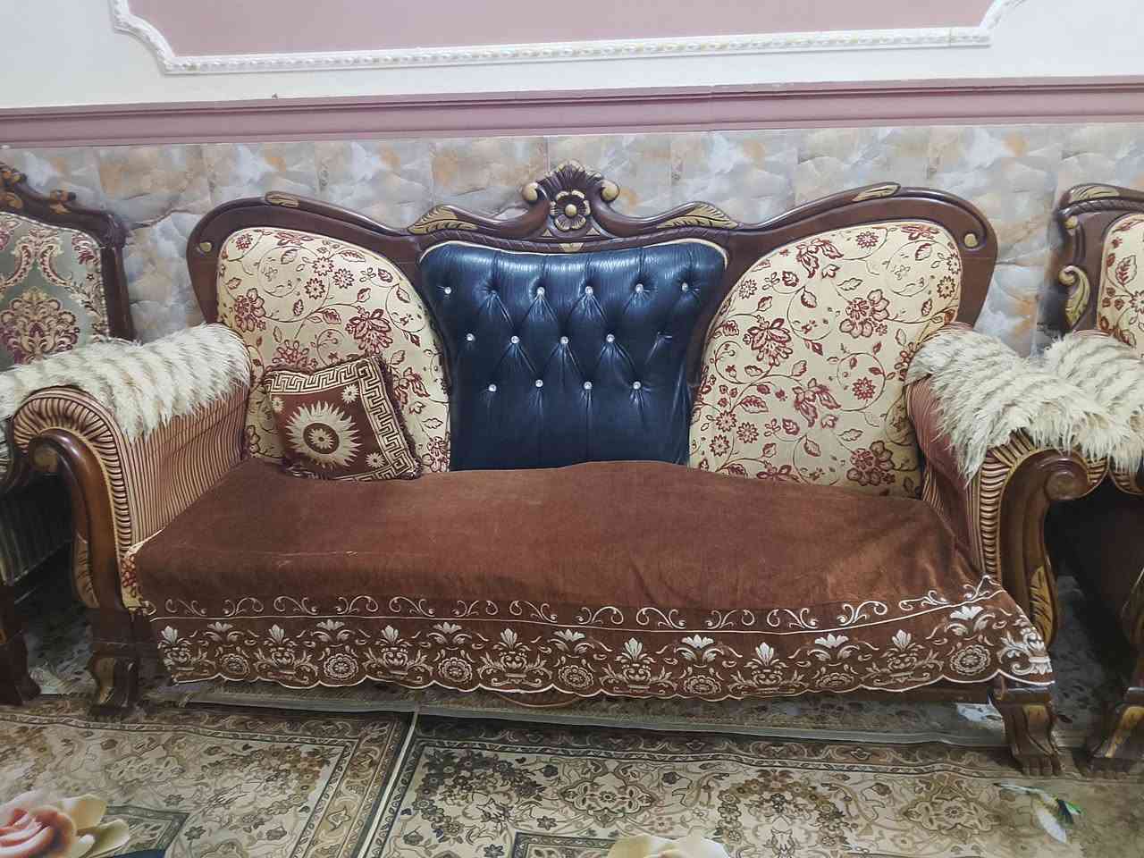 تخم للبيع 2قنفه كبيره وحده وسطيه و4كراسي ب350وبيه مجال
***********
***********
