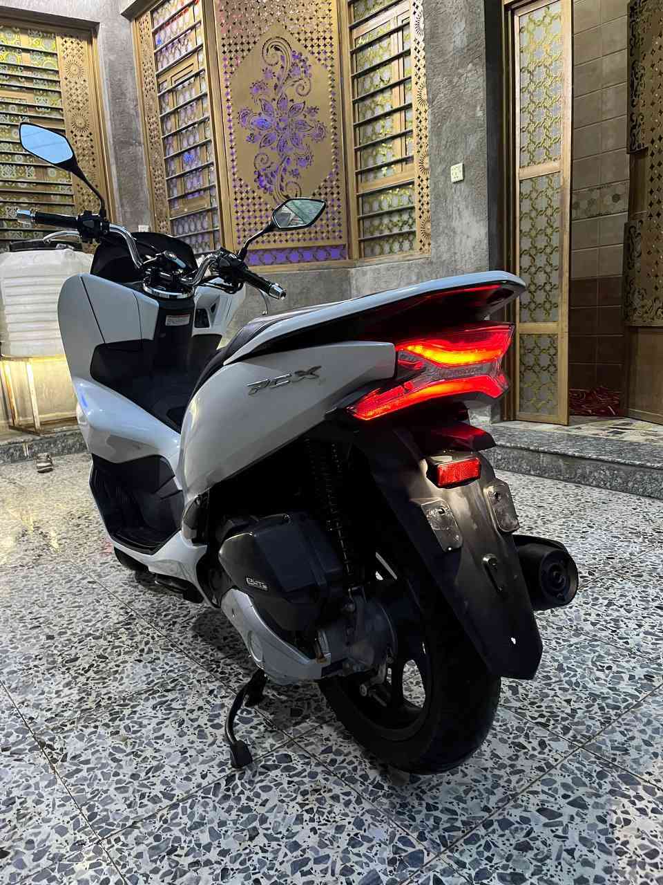 هونده PCX جيل الثالث ياباني ((مكينه 125))
رقم شاصي JF ياباني الون ابيض بل واقع احلا من الصور

مكينه مكفوله جديده خير من الله ما بيها شخط

. فول مواصفات دبل اشاره بصمه وقوف ذاتي بل ازدحام.

ماشيه 29 الف تخم تاير جديد بلادي

 بصمتين بيها حساس وقوف ازدحام

جديده بل واقع احلا من الصور مكينه ناعمه

((مكان بغداد. السعر اتصل ودلل *********** ))
