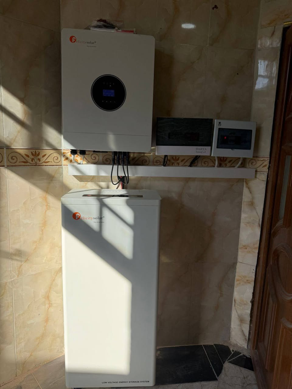 عملنا لهذا اليوم 6/1/2026
تم تجهيز وتنصيب منظومة طاقة شمسية لبيت الاخ بكر في قضاء بيجي الحي العصري.
مكونات المنظومة 
الواح عدد 10 لونجي 645 واط المقاوم للظل الجزئي
انفيرتر 8 كيلو واط من فيليستي 
البطارية 15 كيلو واط كرد A 
مع كافة الملحقات والاسلاك والحماية 
عنواننا//
صلاح الدين تكريت القادسية الشارع العام 
الانبار الرمادي شارع 60
للاستفسار//
***********
***********
