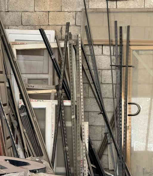 ديكور محل كامل للبيع رجالي واطفال
1- رفوف  خشب ابيض والوان 
2- ملكانات رجالي وبناتي ولادي ومحير
3- عارضات وسطيه خشب طوابق
4- عارضات حديد ذرعان+ارفوف
5- مساطر اسود وفضي 
6- ذرعان وبوري شخاطه وهوكات 
7- تعلاكة اصلية + سيم تعليك وتعاليك سيم
للاستفسار : ***********
تكريت 📍شارع الزهور
