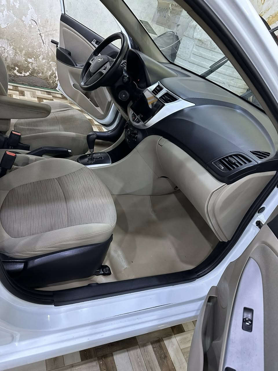 اكسنت ٢٠١٦ خليجي  بيها قطعة وحدة وخسفة بسيطة بلدوسة باقي السيارة كلة كفالة  تخم تاير جديد حدادية صارلها شهر 
كير ومكينة كفالة  السعر ١١٠
مكان السيارة العمارة ***********

***********هذا الرقم فقط واتساب
