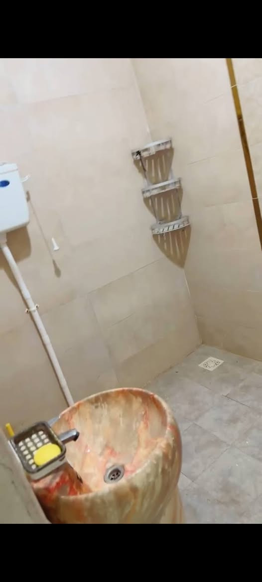 شقه طابق ارضي للايجار ابو الخصيب شارع العسكري شارع المحكمه حديثه غرفتين صاله مطبخ حمامات كاونتر مطبخ بيه كيزر ماطور تانكي مي حلو كلشي جاهزه 400 الف قفل ما ينزل سعر بعد ***********
