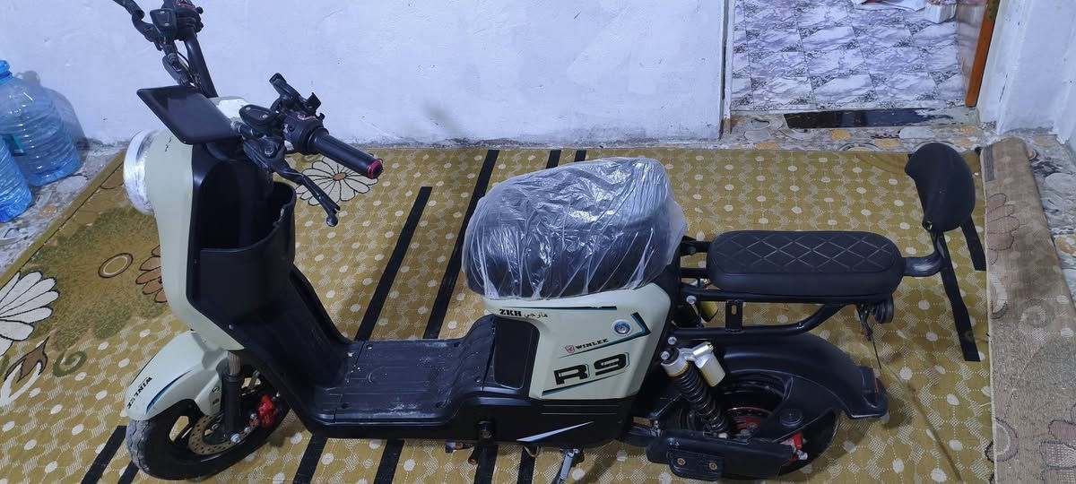 سلام عليكم دراجة شحن نوع R9 دراجة نضيفه سرعه 99 بطاريات كبار شرط الفحص يجي بيها بلاتوث و ومفذ شحن USB بيها سويج عدد 2 بصمات عدد 2 تجي بيها تشغيل عن بعد  ترهم مراوس بدراجه فراشة/ السعر 400 للستفسار اتصل على رقم ***********
