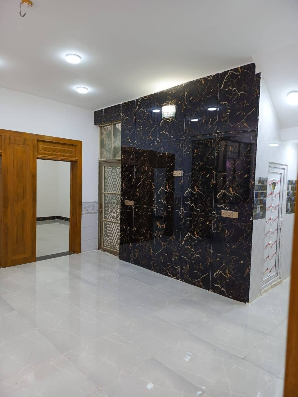 يا الله بيت مساحه ١٥٠ متر لايجار يحتوي على غرفتين نوم وصاله ومطبخ واستقبال وحمام داخل وخارج جميع الخدمات متوفره العنوان نجف لاشرف قرب اسواق تلعفر شارع اصب سعر الايجار ٢٥٠ أشهر الاستفسار ***********
