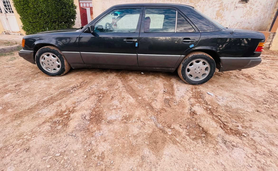 مارسدس دب ٩٢ مكينة بيه تخبل وكير محوره تبريديشتغل  كان بس الثلاجه بيه زرف يمكن تخم تاير سيارة جاهزة بدون خياس بدون ضربة بيها قاعدة وحدة مصلحة بسيطةكفالة للبيع أو المراوس سعرها مناسب ***********ذي قار الغراف
