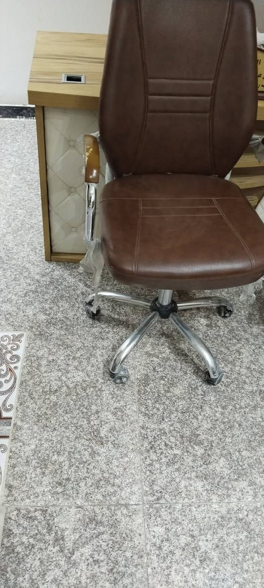 اثاث مكتب للبيع جديد استخدام قليل جدآ
ميز عدد 3 
سبالت. عدد 2 واحد عامودي ثلاثه طن استخدام قليل 
طابعات. عدد كانون عدد2 
تخم صالة جديد 
تخم استقبال جديد 
كما موضح في الصور والفيديو 
التواصل ***********
