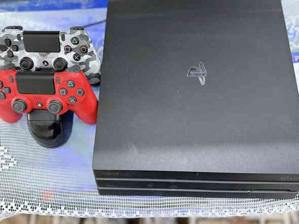 بلي فور برو أقراص عدد 8 شغالات يدات ثنين شغالة شحن استخدام شي قليل نضيف كلش سعر 500 
 بي واتس ***********
