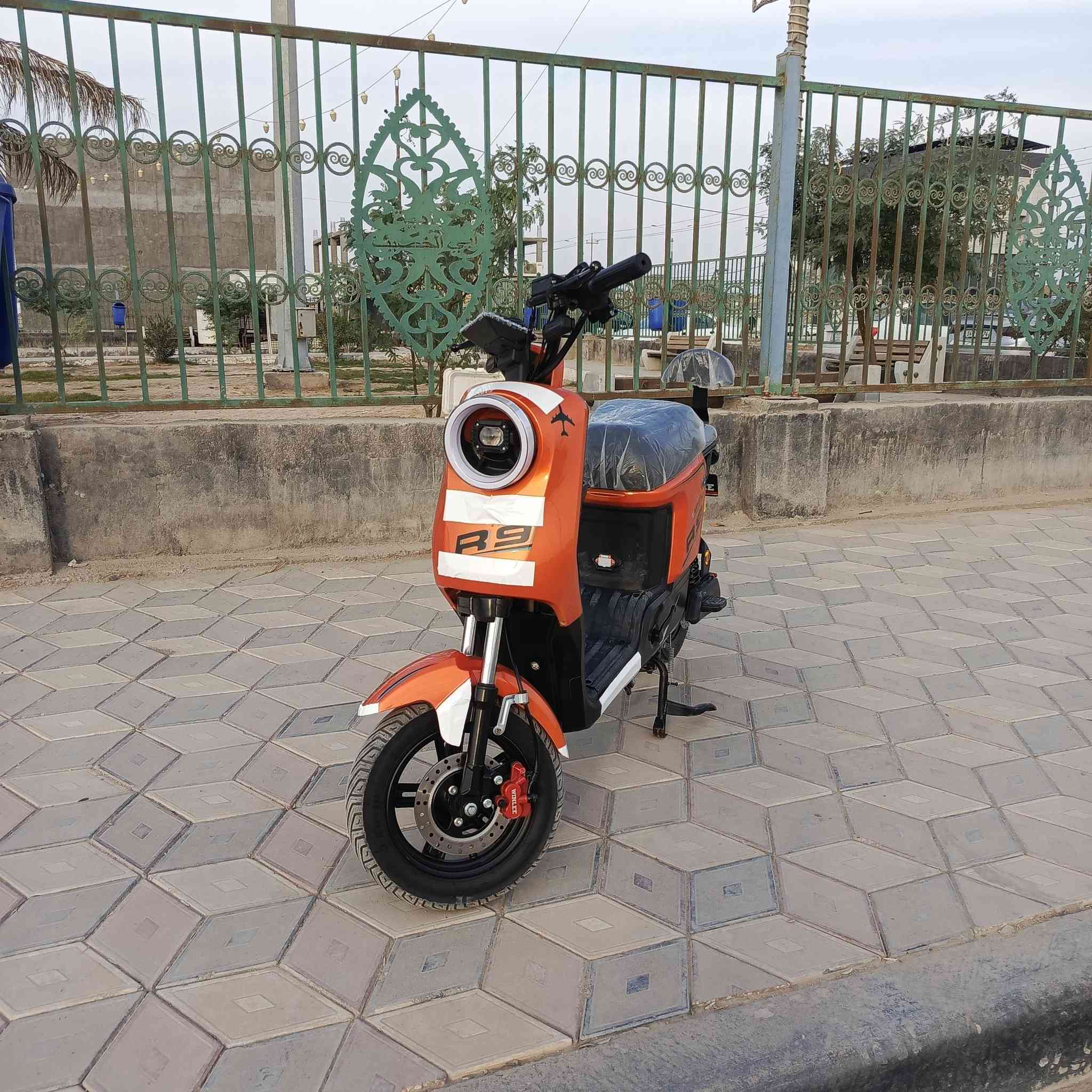 دراجة ار 9،R9 نضيفه كلش بمعنه الكلمه مواصفات لايت لد 7 الوان متغير زنون عالي ناصي وتحتوي على اشاره يمنه يسره ورباعيه وتحتوي على نضام البك R وتحتوي على اربع سرعات وسطاب خلفي ابو النشره وبلوتوث صوته عالي وحلو  وتحتوي على نضام الامان البارك P بريكات دسكات امامي خلفي دراجه مجمبزه ومرتبه وحلوه ولونها حلو ومميز مكاني بصرة ابو الخصيب حي العسكري للتواصل ***********،سعر 460.
