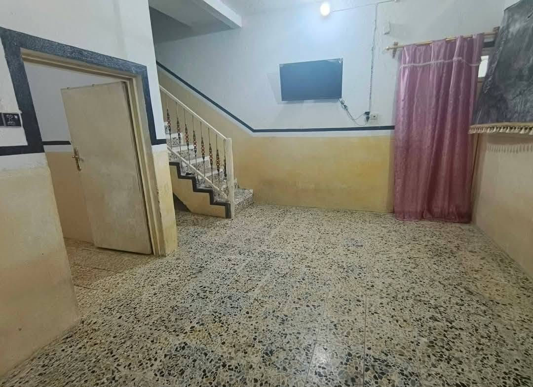 بيت للبيع بمنطقة الرُضوية 5، قريب من مدرسة البطولة،
🏠 تفاصيل البيت:

- المساحة: 170 متر

- يحتوي على: غرفتين نوم، صالة ، مطبخ نظيف، ساحة واسعة، مضيف ، وحمام 
-بنيانة بلوك. وسكف عكاده
- البيت نظيف وجاهز للسكن، 

📲 للاستفسار  على واتساب:  2871 143 0787
