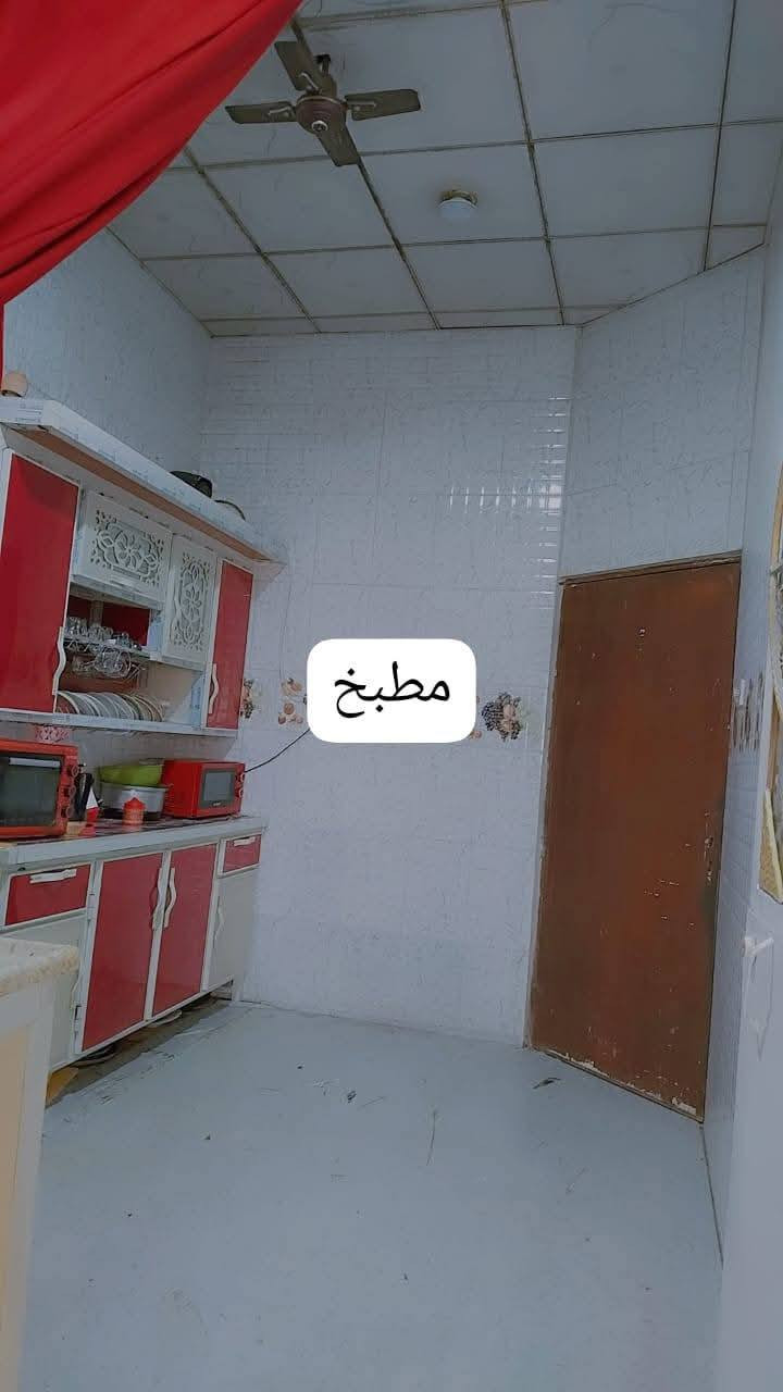 السلام عليكم عندي بيت طابو زراعي بابو الخصيب حي الجوادين الثانيه المساحه 150 طابقين طابق الثاني مال كامل غرفتين جوه مساحه الغرف 5 × 4 صاله مساحه الصاله 7 × ثلاثه وربع ومطبخ حمام داخلي كراج صحيات خارجيه ديوان معتزل وصحيات للديوان طول الديوان 5 في اربعه طبق ثاني غرفتين هيكل بدون سقف ولا لباخ البيت صبه  كونكريت سعر 73 وبيه مجال
للاستفسار : ***********
