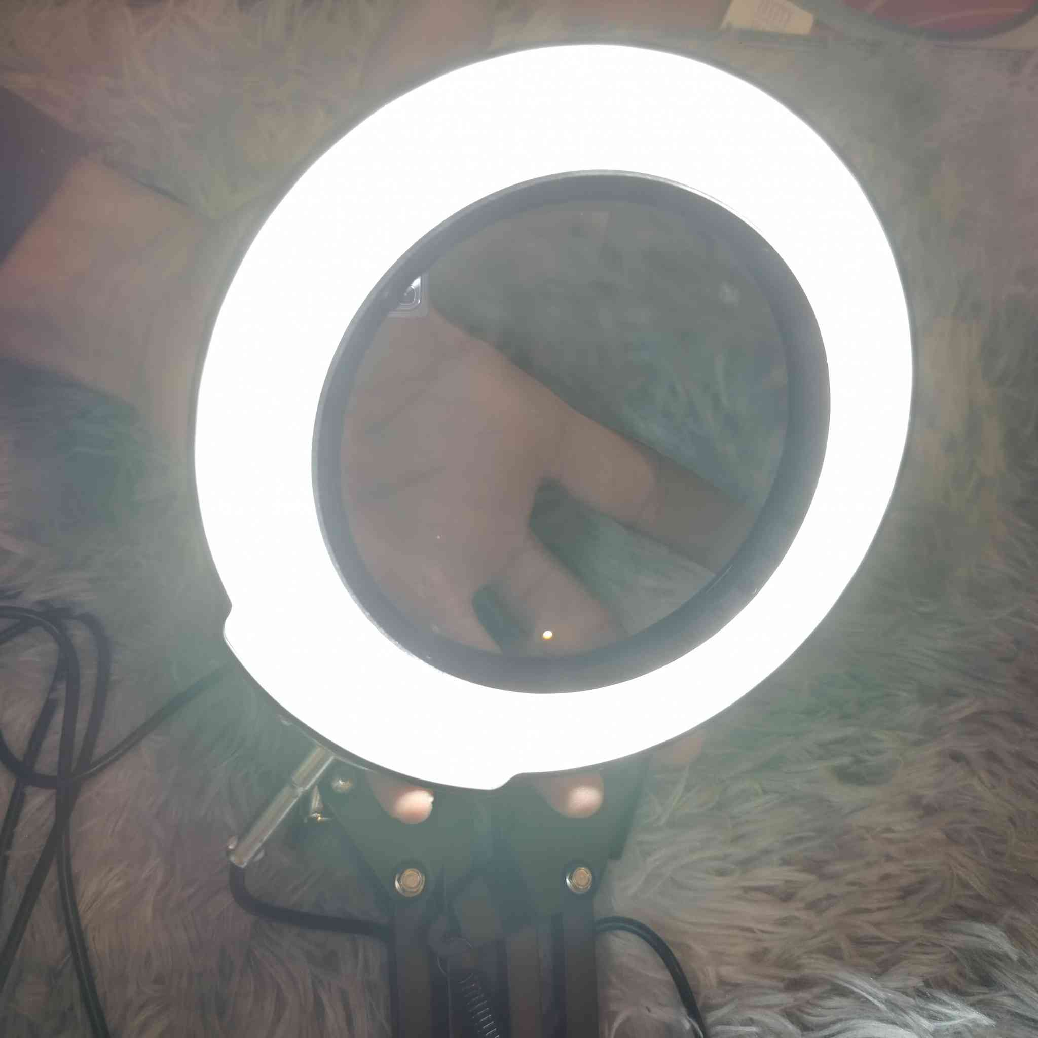 مصباح تكبير LED من ماندلاند طراز M025B). يتوفر هذا المنتج في كل من اللونين الأبيض والأسود (اللون الأبيض هو الأقرب للصورة المعروضة). 
ميزات المنتج
التكبير: يأتي المصباح مزودًا بعدسة زجاجية حقيقية مقاس 4.3 بوصة توفر تكبيرًا بمعدل 10x، مما يمنح رؤية واضحة ومفصلة خالية من التشويش.
الإضاءة: يحتوي المصباح على أوضاع إضاءة قابلة للتعديل تشمل 5 درجات حرارة ألوان مختلفة (3000 كلفن إلى 6500 كلفن) و10 مستويات سطوع


**إذا كنت صاحب هذا الإعلان وتريد حذفه لأي سبب، رجاءا أرسل رسالة إلى الدعم الفني**