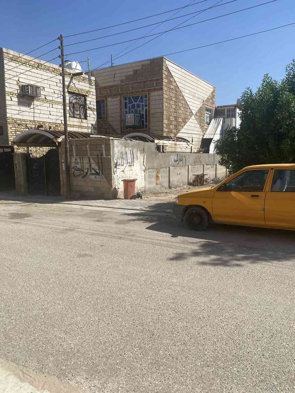 السلام عليكم دار طابو صرف مساحه 265 طابقين + مشتمل خارجي البيت يحتوي على استقبال صاله غرفين صحيات داخلي وخارجي طارمه عنوان الإسكان شارع مكتب الحياه صور المشتمل اول تعليق  الاستفسار رقم هاتف ***********
