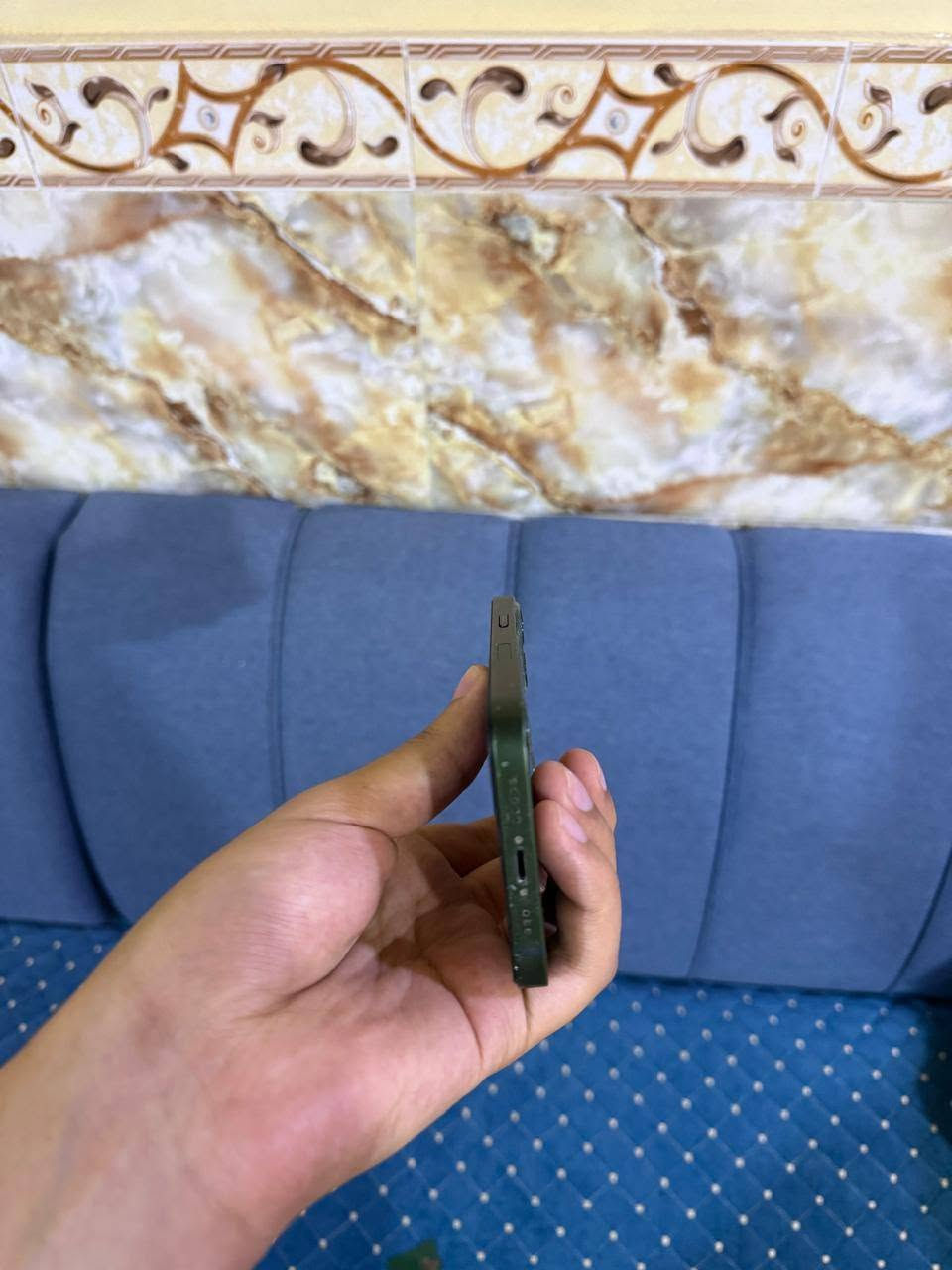 السلام عليكم ايفون ١٣ العادي للبيع الشاشه بيه تعلك بس تلمس وتستجيب لكن تعلك ف ضروري تبدل الشاشه واسعراهن ٧٠ تقريبا انا ابيعه هيج بطاريته ٨٢ وضهره ايضا مكسور الضهر مو مهم بس بدل شاشه ويرجع بلاد السعر ١٢٥ قفل قفل قفل لان تبدل شاشه ب٧٠ يصير عليك ب ١٩٥ بلاش 
مكاني البصرة الابلة وهذا رقمي ***********
