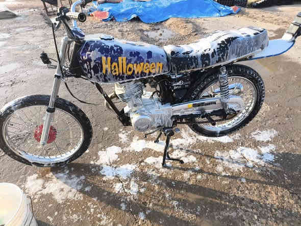 السلام عليكم: للبيع او مراوس بستوته حسب القناعه ونطي فرق حته اذا كلك
ملاحظه الي يعجبه السعر يجي خاي ولي مايعجبه لايطي سعر من يمه تره يحصله احجايه 
دراجه للببع تعمير 25 جاهزه ضوه وباتري وكتف 
ثاني تبديلت دهن بعدهي مامفيلسه
الشاصي نامه  اوراق اصولي مديل 18بيه بس اذان المدكر طاكه وملحومه 
السعر 775بيه مجال قليل: ***********
مكاني بين السماوه والرميثه محطت تعبأت وقود ثوار العشرين دبيس
