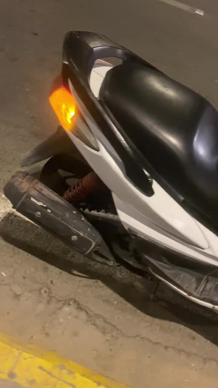 سلام عليكم دراجه سكنس فحل نوزل بيها شلعه ومعدل تطير خطين دراجه بلاديه مكينه ما مفتوحه جيب فيتر وتعال افحص لا تبخير ولا تنقص مكينه ناعمه نكره سلف كهربائيات كلها شغاله عوزه بس كتف مال أربع اشاير و دشبول محترك كلها شغالها وبيها  ضربات ابينه بل صوره نقصها بس تريشه دراجه حلوه قبق موجود  قفل سترين قفل جنه مكفوله650وبيها  مجال بغداد المنصور 
+***********
