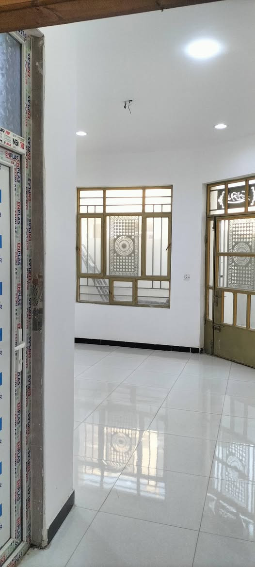 السلام عليكم. 
بيت للبيع في مجمع السلطان
قرب المدارس
م/100
طابق واحد
غرفه نوم وحده
الهاتف/ ***********
