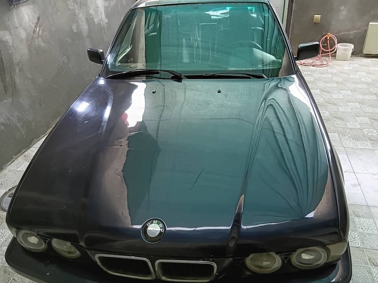 السلام عليكم سياره بيئم 525. مسكرر سياره حلوه جاهزه من كلشي مصبوغه جماليه تبريد كير محرك تخم تاير. رقمه اربيل راعيه موجود يمي  مكان سياره  بل بصره السعر 65 )***********
