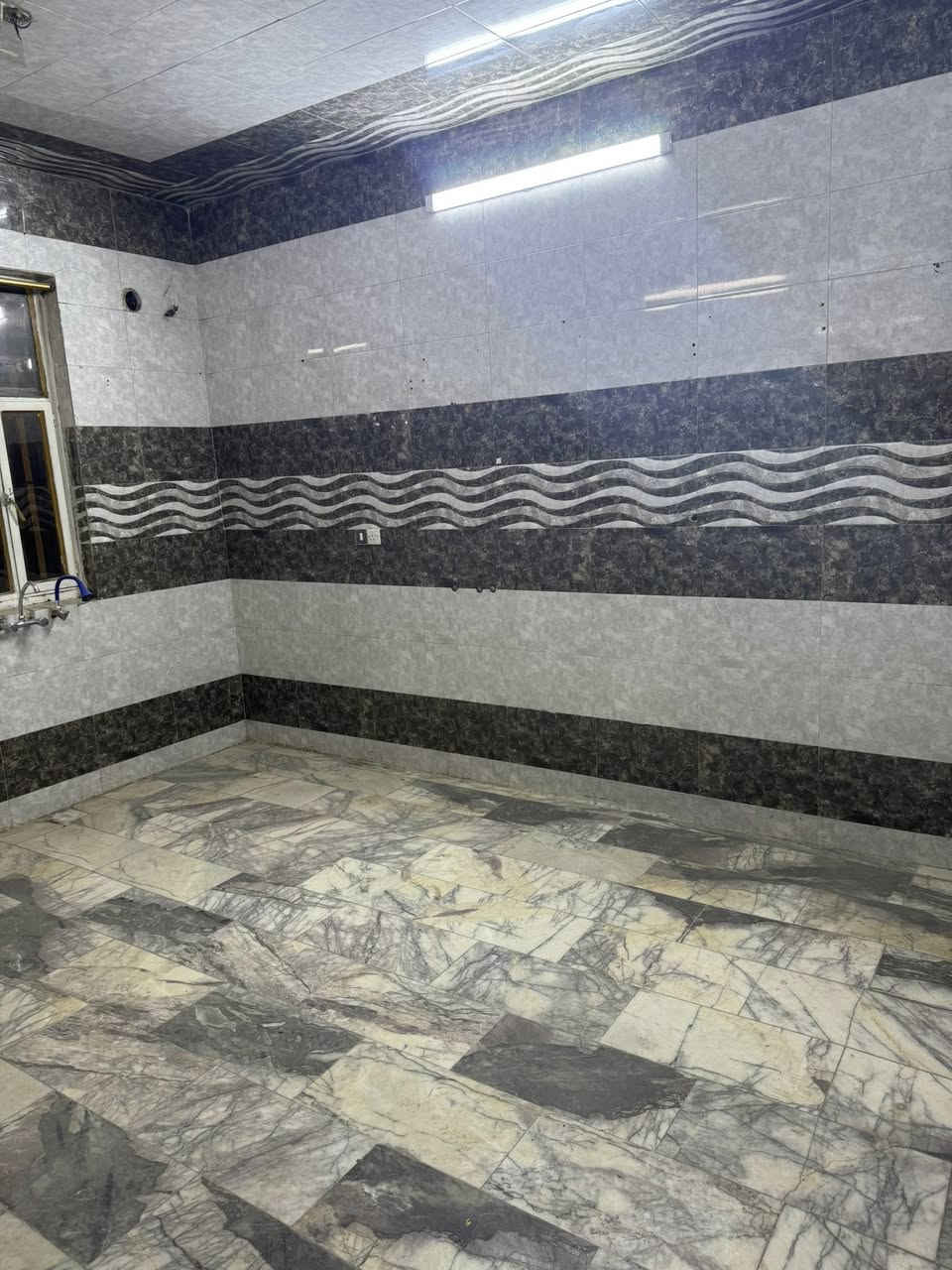 للايجار مشتمل ركن ثلاث طوابق يحتوي على ثلاث غرف نوم وخدمات طابقين العنوان الطالبية شارع عشرين للاستفسار حيدر العادلي
***********
