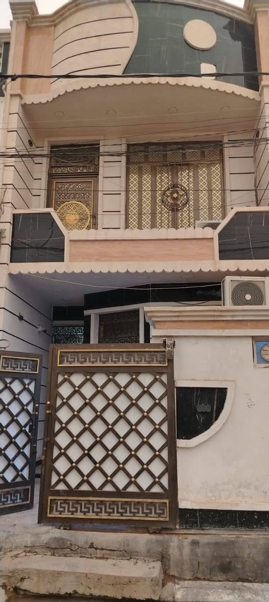 السلام عليكم 
هذا المشتمل طابقين وبيتونه طابق ثالث مساحته ١٠٠م الوجه ٥م ونزال ٢٠ بناء طابوق حديث ضلع منفصل وسقف منفصل سعره ١٣٥ مليون وبي مجال المكان فلوجة حي نزال نافذ على شارع السد وشارع جامع عبدالعزيز
للاستفسار ***********
