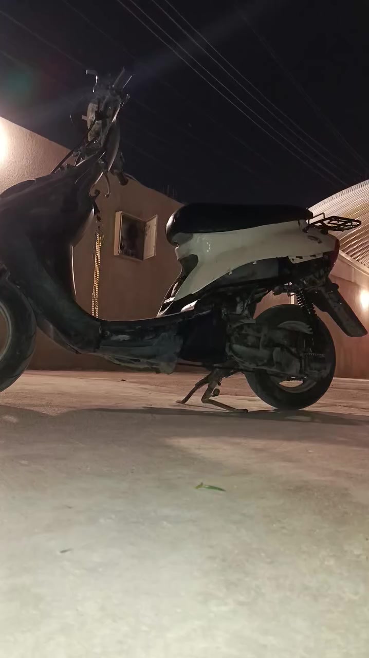 السلام عليكم دراجه بيجي تسع زروف للبيع مكينه مجفته مرا وحده تجفيت جديد مكينه نضيفه شرط دكت هندر شلعه ومعدل فول كهربائيات كلها شغاله و جديده يرادلها بس كفرات تايرات نضيفه ابو الخصيب يم مستشفى الصيني السعر 180 وبيها مجال للشراي ***********
