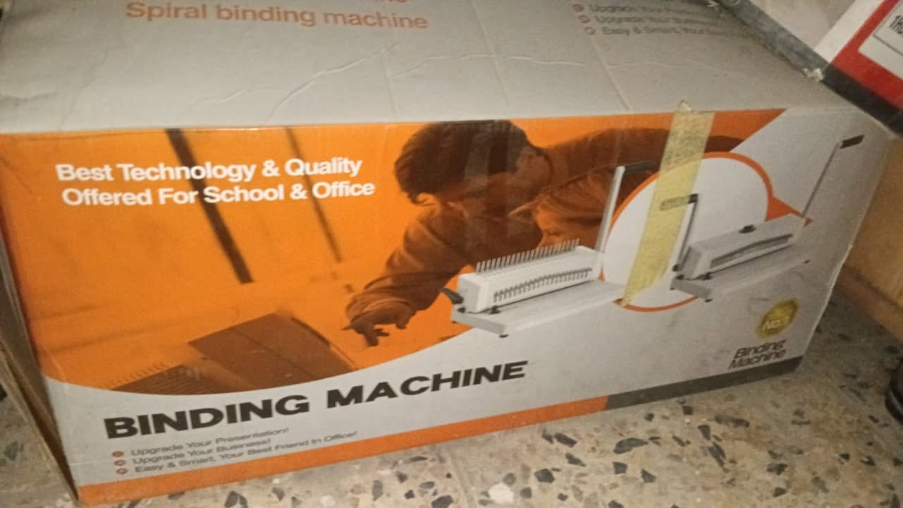 ماكينة تجليد حلزونية (سبايرول) من طراز CoilBind S200A (أو SG-S200A)، وهي جهاز مخصص لثقب الأوراق وتجليدها باستخدام الملفات اللولبية البلاستيكية أو السلكية.
المواصفات الأساسية للجهاز 

١- سعة الثقب: يمكن للجهاز ثقب ما يصل إلى 20 ورقة (بوزن 80 جرام) في المرة الواحدة.سعة التجليد: تصل قدرته على التجليد إلى 500 ورقة كحد أقصى، مما يجعله مناسباً للمستندات الكبيرة والمشاريع الورقية.

٢- آلية العمل: يعمل الجهاز بنظام هجين؛ حيث يتم الثقب يدوياً باستخدام المقبض الجانبي، بينما يحتوي على أسطوانة إدخال كهربائية (في الأعلى) لتسهيل لف الملف الحلزوني داخل الثقوب بسرعة.عدد الثقوب: يدعم الجهاز عادةً 46 ثقباً دائرياً (بقطر 4 ملم) لمقاسات ورق A4، مع إمكانية تعديل الهوامش.

٣- المميزات والاستخدامات:تعدد الاستخدامات: يدعم نظامي التجليد "سيم لف بلاستيك" و"سيم لف حديد".

٤-التصميم: مزود بقواطع قابلة للتعديل ودليل محاذاة لضمان دقة الثقب لأي حجم ورقة أقل من 300 ملم.الملاءمة: يُستخدم بشكل واسع في المكاتب، المدارس، ولصناعة الدفاتر والمذكرات.تتميز المستندات المجلدة بهذا النظام بقدرتها على الفتح بشكل مسطح تماماً .
الجهاز مستخدم ٣ مرات فقط مع وجود الكرتون 
السعر ٨٠ الف 
للتواصل ***********
العنوان : بغداد العبيدي
