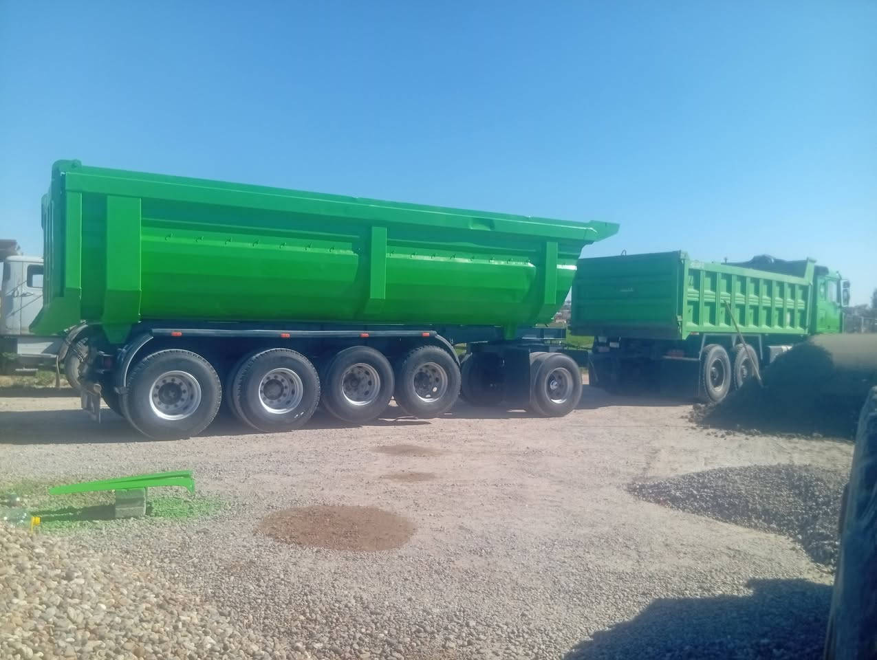 السلام عليكم مقطوره تركي  للبيع كفاله عامه شاصي 16 مضروب شريط تخم تاير  وزن الفارغ 10طن   السعر 185 للاتصال ***********
