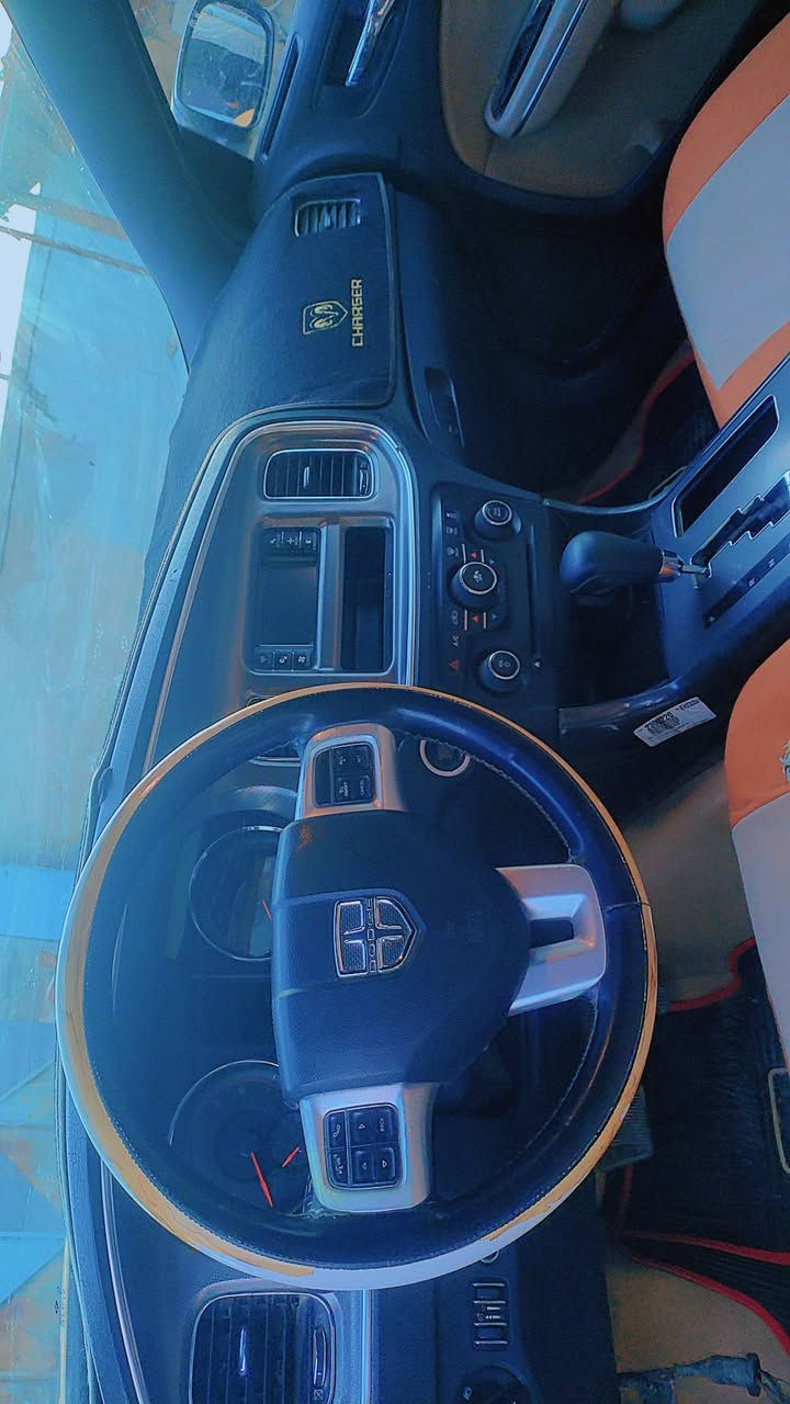 شارجر للبيع موديل 2011 جاهزه للعمل مابيهه نقص للاستفسار ***********
