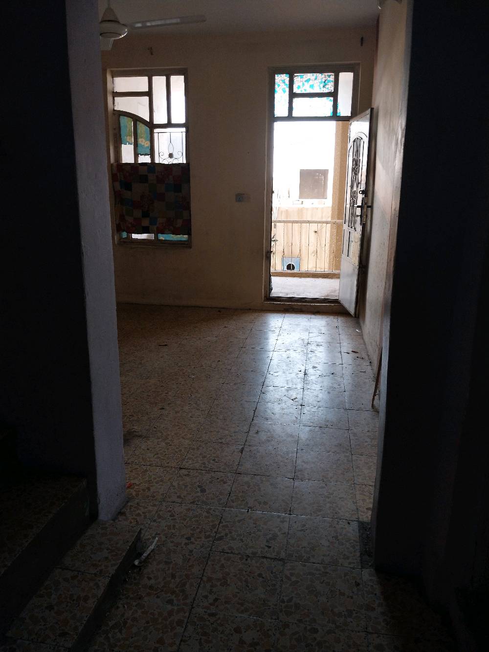 طابق ثاني للايجار بغداد الزعفرانيه الربيع الشارع العام قرب الشركة الخفيفة خدمات كامله السعر بالاتفاق ثلاث غرف كبار وصاله مطبخ حمام  مخزن صغير بيتونه واسعة وسطح كبير جدا امانه البيت نفه واسع بالكونه علشارع
شكد الإيجار الشهري بالضبط، وبيه مقدّم/تأمين لو بس بالاتفاق؟: 
٤٠٠ بدون مقدمه وبي مجال بالاتفاق
الطابق الثاني هذا مناسب للعوائل لو للطلاب/العزاب همين؟ وشنو شرط السكن عندك؟: 
للعوائل او مخزن
بيه عداد كهرباء وماء منفصل لو مشترك؟ ووجود المولدة/الإنترنت متوفر لو لا؟: 
كهرباء وطنيه وسحب وماء منفصل وتانكي مي وماطور مي
البيت يحتاج تصليحات أو تنظيف قبل السكن، لو جاهز مباشرة؟ وإذا أكو، شنو الأعمال المطلوبة؟: 
جاهز مجرد تنظيف بسيط بالمكنسه الكهربائيه من الاتربه
تگدر توضح رقم المنطقة أو أقرب معلم أدق حتى يعرفون المشترين/المستأجرين مكانه بالضبط؟: 
شارع الربيع العام بالزعفرانيه قبل شركة الهلال 