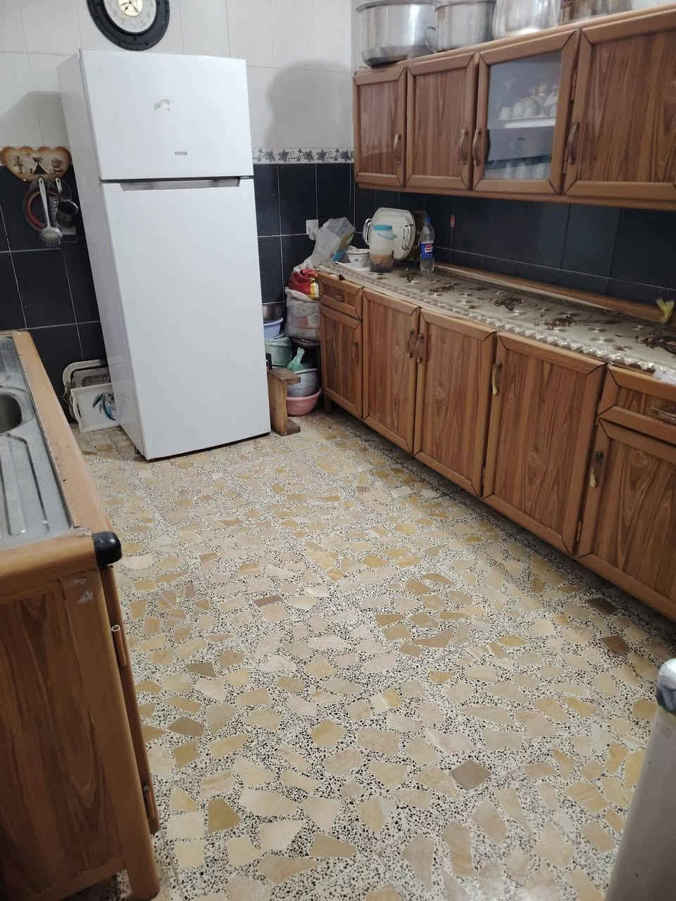 السلام عليكم ، بيت ركن للبيع يحتوي على استقبال وهول وغرفة نوم ومطبخ وترك ومنور 
ويحتوي على 2غرفه بالسطح 
وعنوان البيت 
ديالى 
 منصورية الشط في شارع عباس حاتم 
والتواصل عبر الهاتف📲***********
