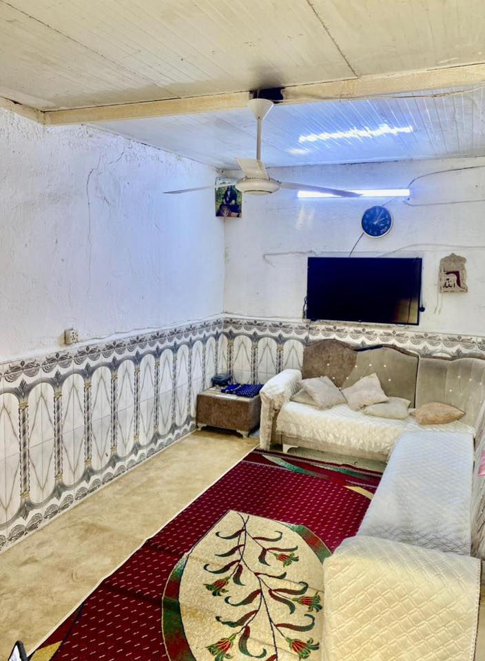 بيت للبيع تجاوز
مساحة البيت ٧٥ متر / يحتوي على استقبال وغرفة نوم  "مامصوريها"وغرفة صغيرة ومطبخ ومنور وصحيات خارجية
العنوان/ البلديات منطقة الـUN شارع 30 قرب حمودي ابو الداطلي
للأستفسار الاتصال على الرقم ***********.
