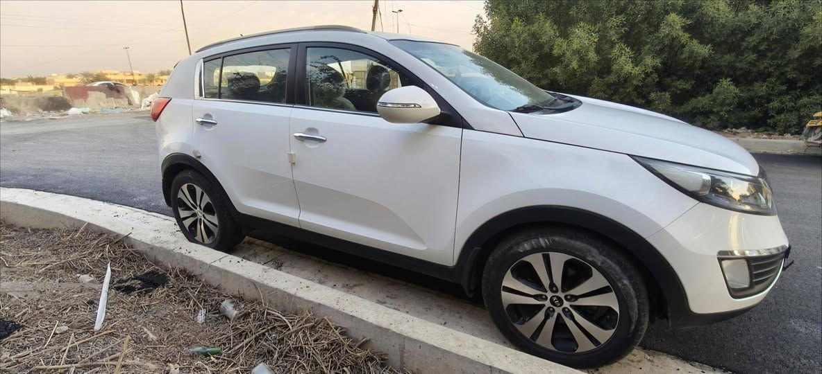 كيا سبورتج موديل 2012  خليجية
محرك 2000 دوش والگير مكفول ممفتوحات ابد
بيها فقط باب خلف السائق مصبوغ بدون دواخل 
باقي السيارة كفالة من الصبغ والتبديل 
حدادية جديدة 
تبريد وتدفئة جديدة 
كشن كهرباء و كورس مثبت سرعة 
مري شفط واشاير كذلك 
كامرة خلفية شاشة 
ماشية 147 كيلو 
مكان السيارة بغداد شارع فلسطين 
سعرها 139 
الاتصال فقط غير متواجد على الانترنت 
***********
