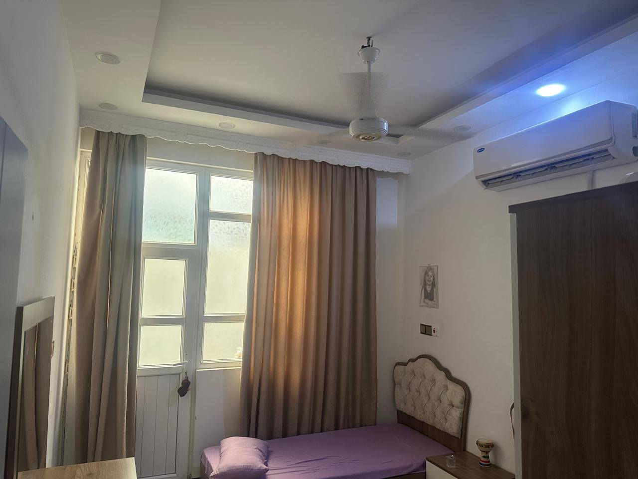 مشتمل البيع حي الضباط الثانيه شارع ٦م طابق واحد غرفتين وصاله ومطبخ ستقبال كراج صحيات المساحه ١٣٠م شغل درجة أولى سنه البناء ٢٠٢٤ للستفسار ***********
