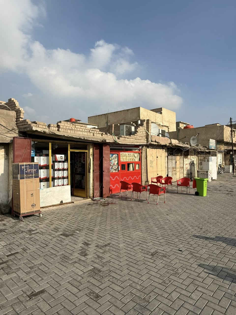 1. البيت البيع قديم او يعتبر قطعه ارض
2.الموقع ٥ميل ع شارع تجاري ٥٠متر 

3.المساحه ٣٠٦متر الواجهه ١٧ونص ونزال ١٧ونص 

٤.يحتوي ع ٦محلات موجرات وبيت مخزن هم مؤجر 

5.البيت بيه معامله طابو ع قرار ٢٠

٦.السعر مال البيت ٧٠٠مليون وقابل التفاوض 

٧.التواصل ع ارقام موجوده ***********

***********
