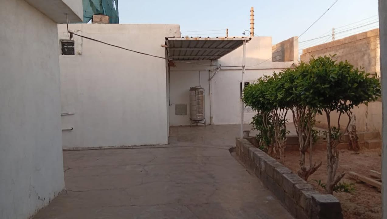 السعر 20 مليون 
بيت للبيع في ملك شاه 
مقابل كراج بغداد 
بيت دور حكومي 
غرفة وحده 
استقبال 
هول 
مطبخ 
صيحات 
مخزن 
حديقه جبيره 
200 متر 
للتواصل ***********
