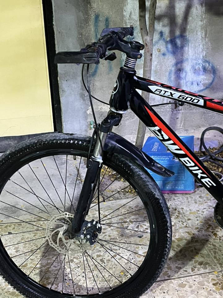 السلام عليكم   بايسكل جبلي  للبيع  كلشي شغال  بي بس بدلات عطلانه يرادله وايرات  سعره 100 الف مكاني البصره الزبير رقمي ***********
