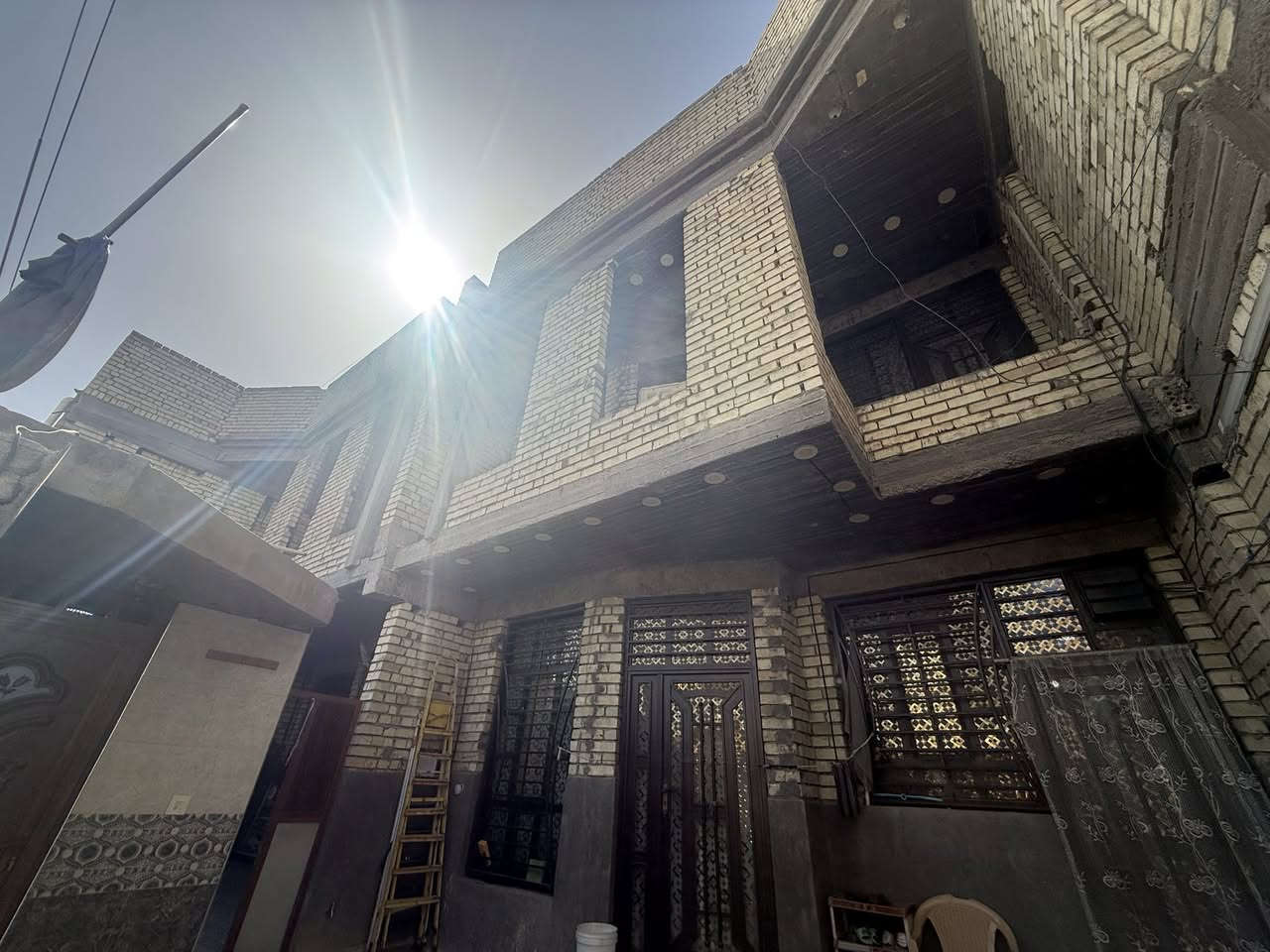 السلام عليكم للبيع طابو ملك  جسرديالى قرب مدرسة مجد الاسلام مساحة الدار ٢٧٠ مقسوم ثنين كل سند ١٣٥ متر بناء حديث  يحتوي ٨ غرف نوم مطابخ ٢ حمامات ٤ صحيات ٤ كراج واسع كامل من كلشي متصرف عليه ربع موقعة حلو 
السعر خاص او اتصل *********** مستعجل على بيعة
