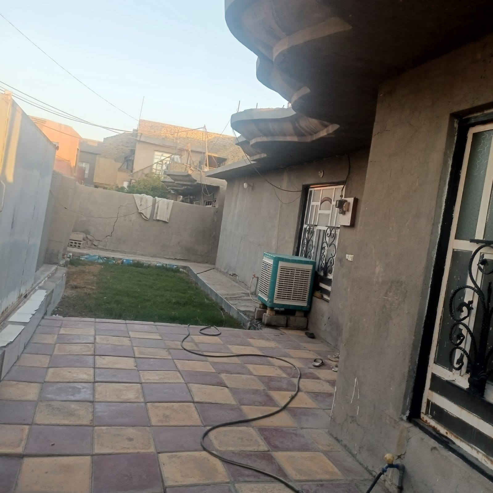 سلام عليكم بسببب الوعود الكاذبه 
قطعة ارض تجاريه على طريق حله بغداد القديم 
مساحه القطعه هيه والبيت ٤٠٠ ميت متر وجهيه ١٦ نزال ٢٥ 
سند ٢٥ 
الا ستفسار والسعر ***********
