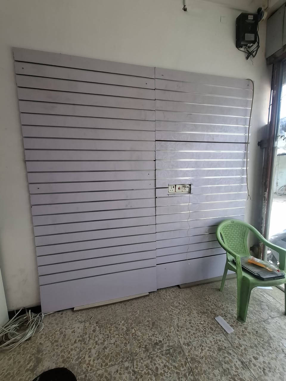 السلام عليكم
ديكور محل للبيع متكون من 

٣ عراضات بدون اناره مجرد رفوف 

١ عارضه تحتوي على مكان هوكات تكدر تخلي رف وتكدر تخليهن هوكات وتعلك بيه وتحتوي على اناره وتحتوي ايضا على بيبان ثنين تكدر تسويهن مخزن صغير تخلي بي غراض

اربع قطع تعاليك تخص الهوكات 
هوكات وياهن كاملات 

ميز مكتب كامل 

جام خانه ايضا عرضها تلاثه كل متر منفصل عن الثاني   

قيم بالي يرضي الله لا تكسر بيهن ابيعهن شلع اول كل قطعه وحد 

رقمي واتساب ***********

رقم اتصال ***********
