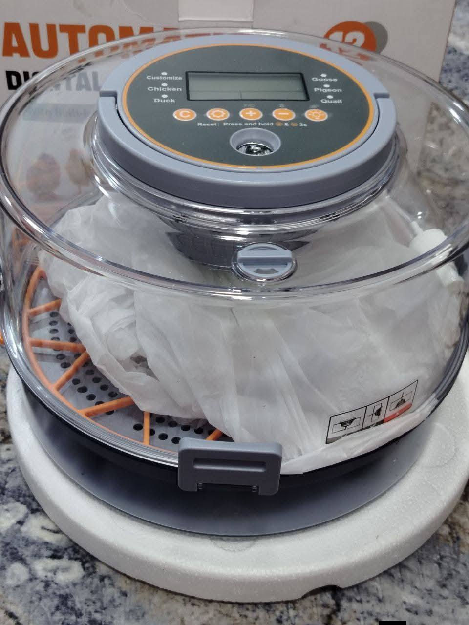 حاضنة بيض رقمية أوتوماتيكية بسعة 12 بيضة. 
تتميز بتحكم تلقائي بدرجة الحرارة والرطوبة.
تتضمن قلبًا تلقائيًا للبيض بزاوية 360 درجة كل ساعتين تقريبًا.


**إذا كنت صاحب هذا الإعلان وتريد حذفه لأي سبب، رجاءا أرسل رسالة إلى الدعم الفني**