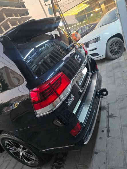 السلام عليكم 🔥😎بيع فقط 
تيوتا لاندكروز 2021 
رقم بغداد 4 ارقام مميز تحويل مباشر ب اسم المشتري 
عداد المسافه 46 الف 
الفئه VXS مواصفات لكزس اعلى فئه ب الاندكروز 
محرك 5.7 تنفس طبيعي 
عنواني بغداد الكاظميه 
 ***********☎️
