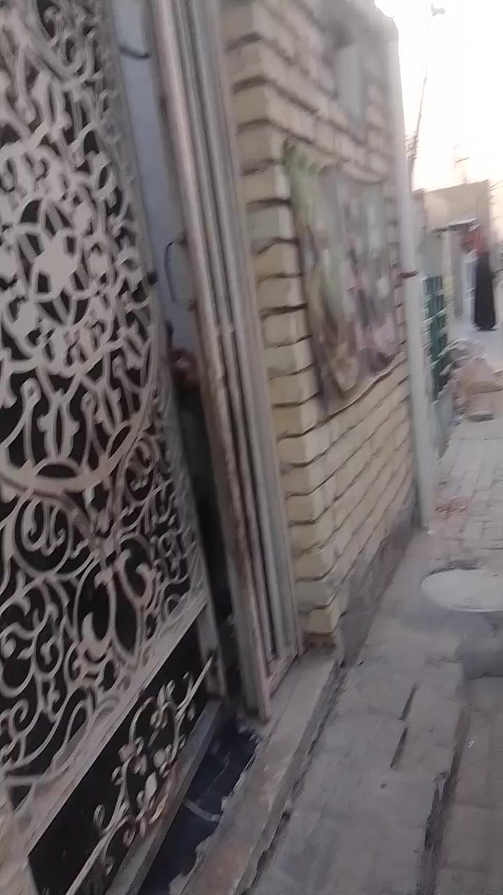 اللهم صلى على محمد وال محمد بيت للبيع مساحة 42 الواجة 3ونص النزال 12 متر عالي على الشارع نصف المتر قاط ونص مطبكة الأرضية كاشي الجدران سيراميك مكان حي سفير خلف سواق أبو عراق الفرع على اليسار سعر 47 وبي مجال/*********** بي واتساب
