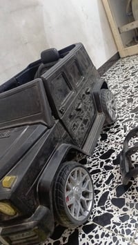 سيارة • تحتاج بطارية • فيها مجال