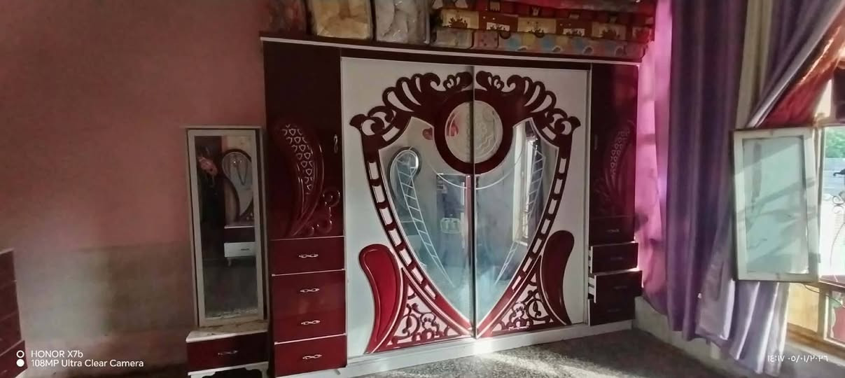 السلام عليكم  عيني هاي غرفه للبيع  تركيه نضيفه حيل8 قطعه والسعر خاص  وهذا الرقم   *********** موجود وات ساب
