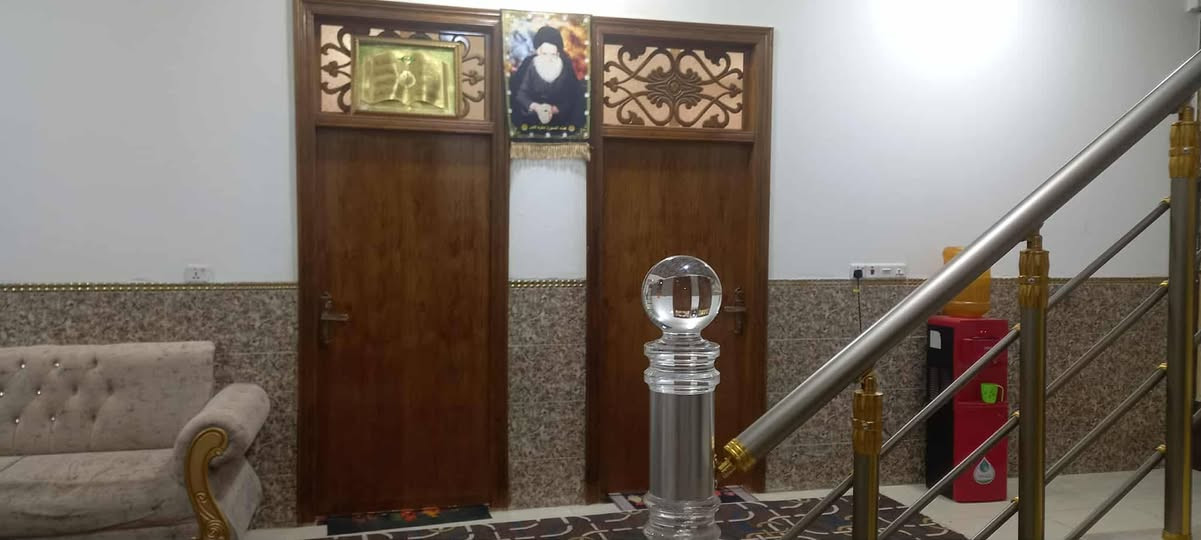 يالله اللهم صل على محمد وال محمد
يوجد بيت في منطقة الخماس مساحة البيت ٣٠٠م البيت يحتوي على غرفتين نوم صاله مطبخ صحيات كراج  وجه البيت يحتوي على محلين وجه شارع 
الاستفسار اكثر الاتصال او مراجعه مكتب عمار احمد  للعقار شارع الخليج مجاور علي الماز
***********
***********

اخوكم حجي علي للعقارت  بيع شراء عرض 
اهلا وسهلا
