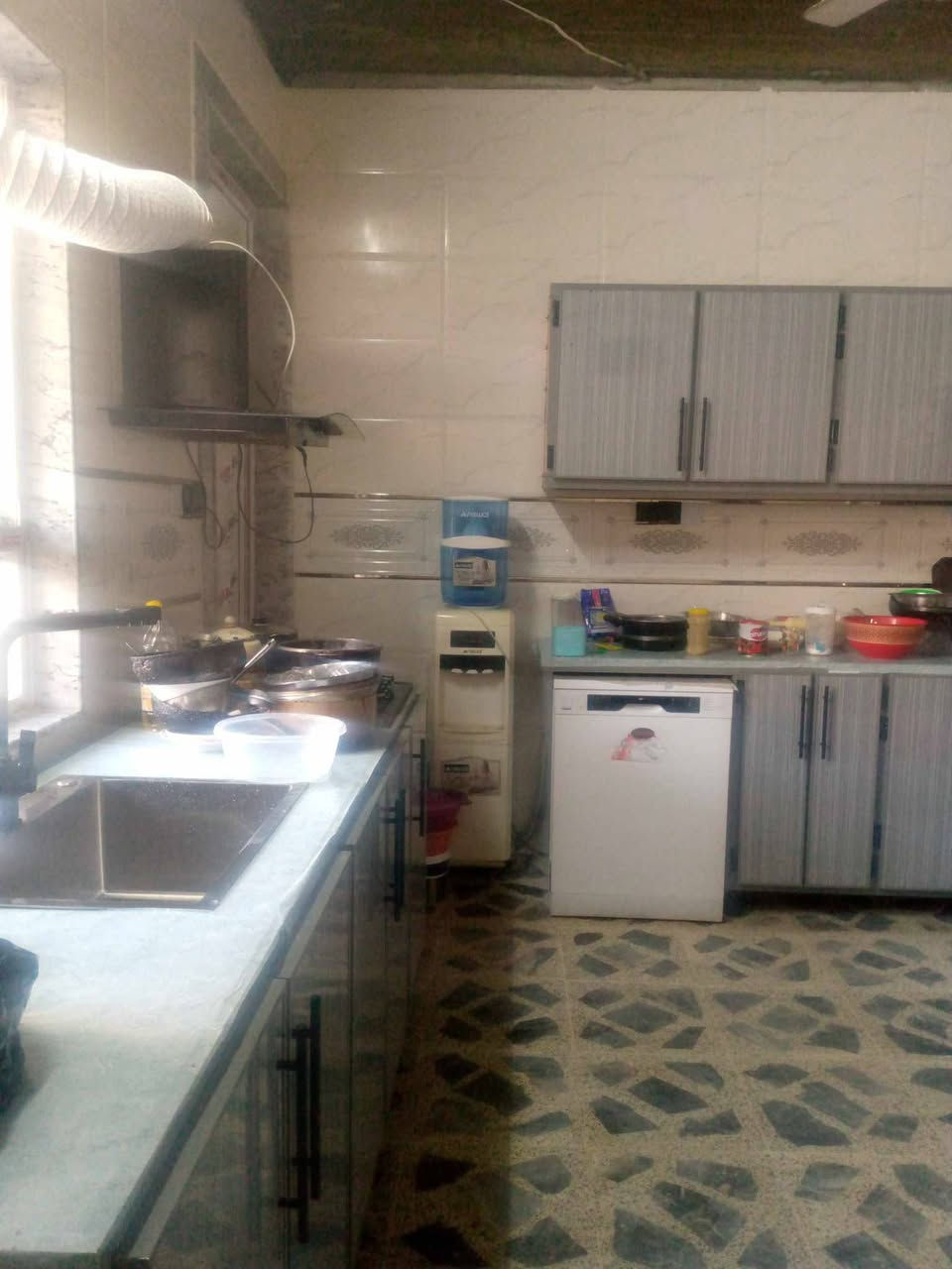 دار ل البيع العنوان فلاح الثانية ب ضهر دائرة المساحة 100 متر  5*20
بناء 23 سند طابو الزهور الطابق الأول متكون من مطبخ + صالة + غرفة نضام اسويت + حمام + اتواليت خارجي
الطابق الثاني متكون من غرفتين نضام اسويت 
ناقص سقوف ثانوي 
كوبنات + ازاي داخل مرمر 
كوبنات خارج حلان 
السعر 110  قابل ل التفاوض
التواصل ***********
