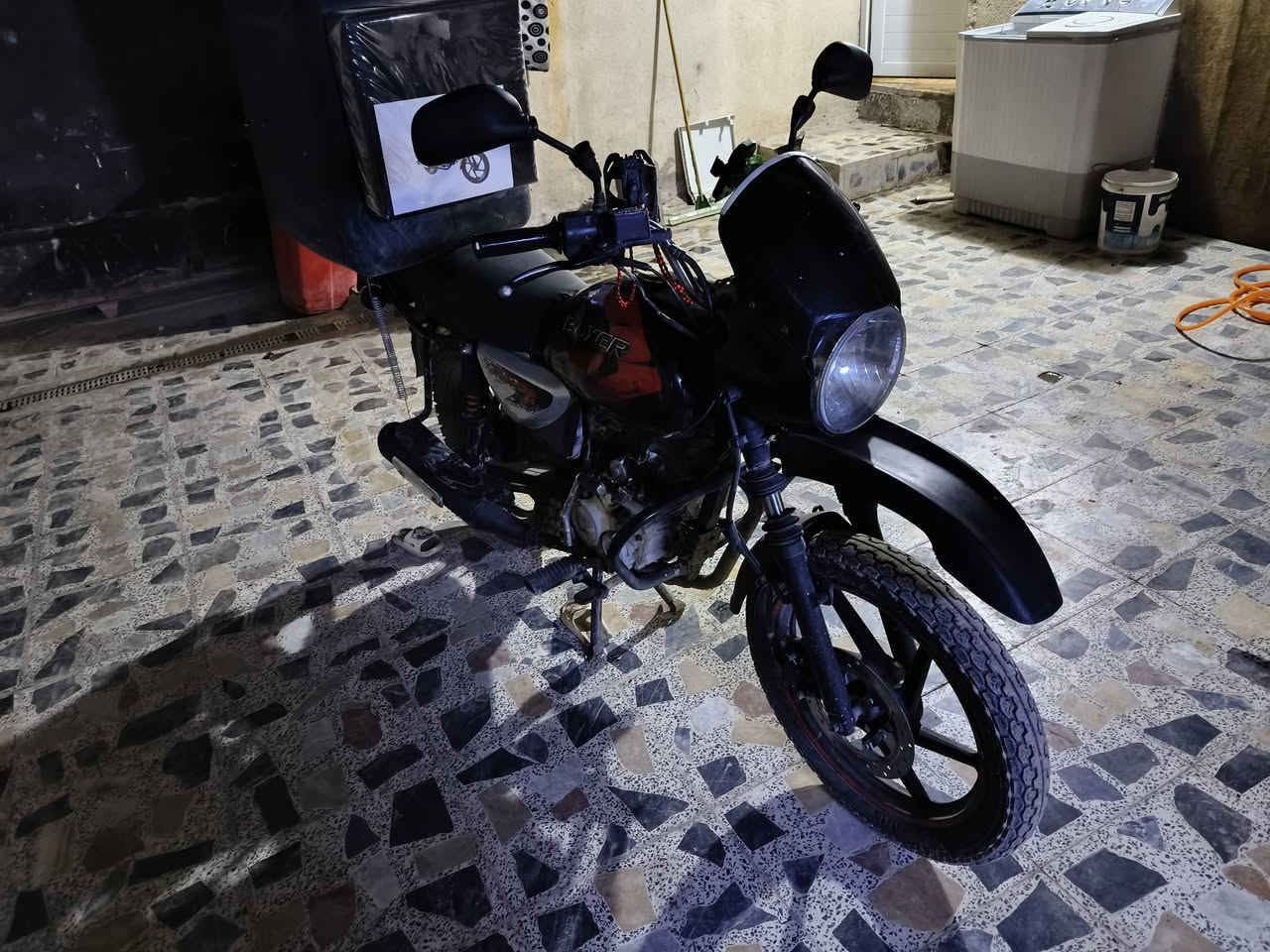 سلام عليكم دراج بوكسر مدير 2021اوراق كاملات
مجفته قبل شهرين تاير خلفي جديد قبل يومين شديته 
و المامي جديد 
مكاني بلديات المعسكر 
السعر 1250 وبيه مجال 
***********
