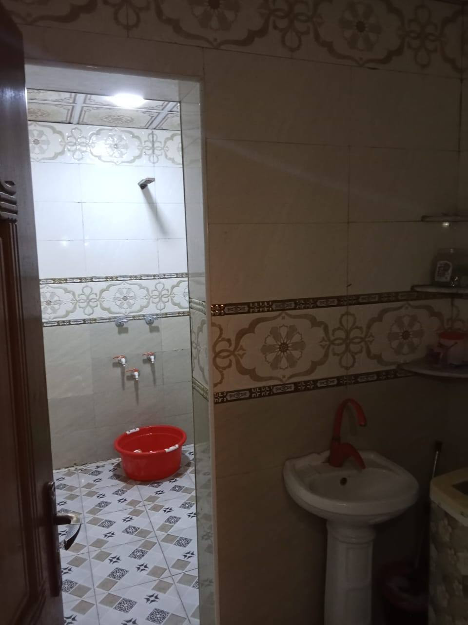 بيت للبيع من صاحب الملك نفسه الشراي احوله اله
 المساحة / 160 متر 
نوع الطابو / ملك صرف
سنة البناء / 2024 البناء بلوك الشلامجة بناء حديث والبيت ركن
طابق واحد
يحتوي على استقبال ومطبخ وصاله وغرفتين نوم وكراج وصحيات داخلية وخارجية
العنوان / البصرة . التنومة . حي الجامعة . نهاية شارع سيد عواد
السعر / 190 مليون وبي مجال
باقي التفاصيل خاص او واتساب فقط 
***********
