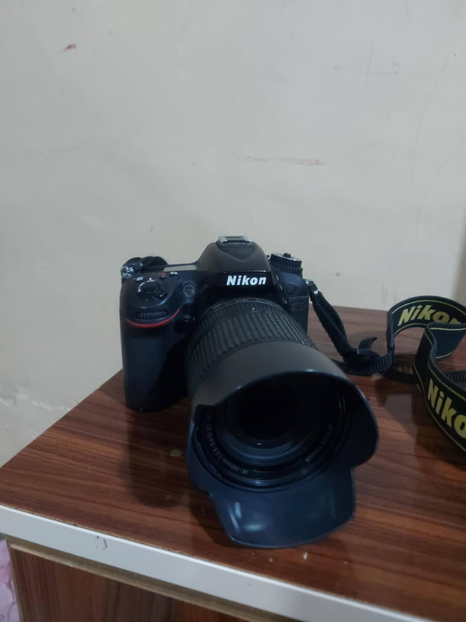 السلام عليكم.
كاميرا Nikon d7100 للبيع
نظيفة مع كارتونها وملحقاتها البلادية الاصلية. 
-زوم بلادي 18-140.
-بطارية بلادي اصلية.
-شاحنة بلادي اصلية.
-رام اصلي.
-قارئ رام (توصالة Type C للموبايل او الحاسبة).
-فلاش منفصل.
السعر 650 الف. الشراي يتصل:  
***********
هاا ونسيت اذكر
يجي وياها هدية حقيبة + حمالة نازكة بشعار شركة Nikon كما موضح بالصور.
